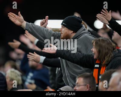 Luton, Regno Unito. 23 ottobre 2024. Luton Town Supporters durante lo Sky Bet Championship match tra Luton Town e Sunderland a Kenilworth Road, Luton, Inghilterra, il 23 ottobre 2024. Foto di David Horn. Credito: Prime Media Images/Alamy Live News Foto Stock