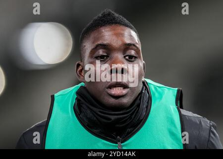 Luton, Regno Unito. 23 ottobre 2024. Marvelous Nakamba (13) di Luton Town durante lo Sky Bet Championship match tra Luton Town e Sunderland a Kenilworth Road, Luton, Inghilterra, il 23 ottobre 2024. Foto di David Horn. Credito: Prime Media Images/Alamy Live News Foto Stock