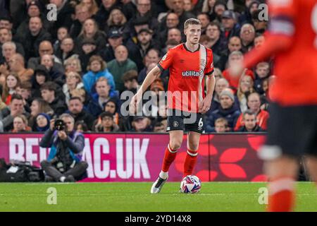 Luton, Regno Unito. 23 ottobre 2024. Mark McGuiness (6) di Luton Town durante lo Sky Bet Championship match tra Luton Town e Sunderland a Kenilworth Road, Luton, Inghilterra, il 23 ottobre 2024. Foto di David Horn. Credito: Prime Media Images/Alamy Live News Foto Stock