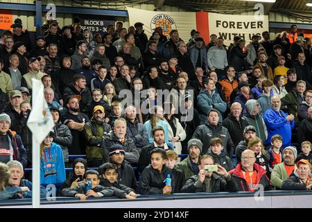 Luton, Regno Unito. 23 ottobre 2024. Luton Town Supporters durante lo Sky Bet Championship match tra Luton Town e Sunderland a Kenilworth Road, Luton, Inghilterra, il 23 ottobre 2024. Foto di David Horn. Credito: Prime Media Images/Alamy Live News Foto Stock