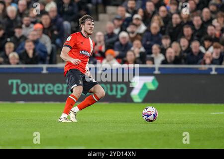 Luton, Regno Unito. 23 ottobre 2024. Tom Holmes (29) di Luton Town durante lo Sky Bet Championship match tra Luton Town e Sunderland a Kenilworth Road, Luton, Inghilterra, il 23 ottobre 2024. Foto di David Horn. Credito: Prime Media Images/Alamy Live News Foto Stock