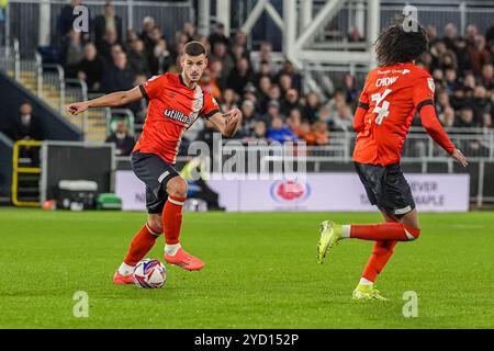 Luton, Regno Unito. 23 ottobre 2024. Tom Krauß (8) di Luton Town durante lo Sky Bet Championship match tra Luton Town e Sunderland a Kenilworth Road, Luton, Inghilterra, il 23 ottobre 2024. Foto di David Horn. Credito: Prime Media Images/Alamy Live News Foto Stock