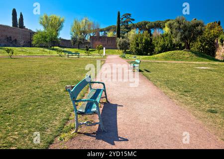 Parco verde del Colle Palatino a Roma e vista sul passaggio pedonale Foto Stock