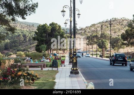 Countryside, Marocco, 23 luglio 2019: Piacevole giornata nella periferia del Marocco con veicoli e famiglie che si godono il paesaggio collinare Foto Stock