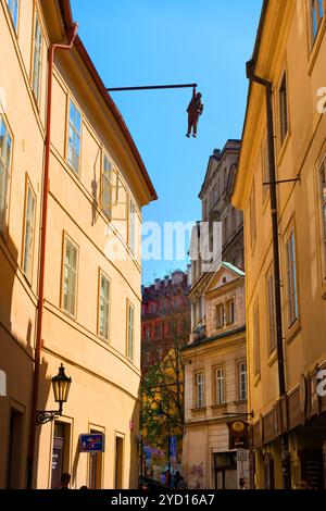 Praga, Repubblica ceca - Luglio 2018: scultura di lo psicoanalista Sigmund Freud appeso da una mano chiamato uomo appeso fuori creato dall'artista David Foto Stock