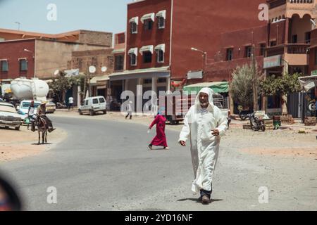 Countryside, Marocco, 23 luglio 2019: Una giornata vivace nel centro del Marocco, caratterizzata da pedoni e architettura locale Foto Stock