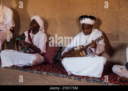 Countryside, Marocco, 23 luglio 2019: I musicisti eseguono musica tradizionale sotto il sole in un paesaggio marocchino Foto Stock