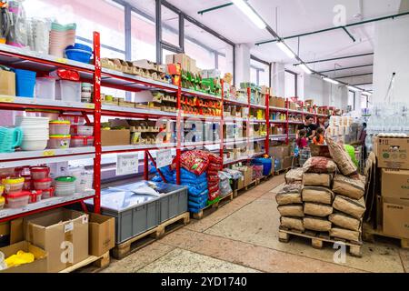 Samara, Russia - 13 Aprile 2019: interno della famiglia retail discount Pobeda. Uno dei magazzini retail store in Russia, vendita alimentari, mobili e Foto Stock