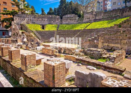 Vista sulle rovine dello storico Teatro Romano di Trieste Foto Stock