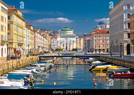 Vista sul canale di Trieste e sulla piazza Ponte Rosso Foto Stock