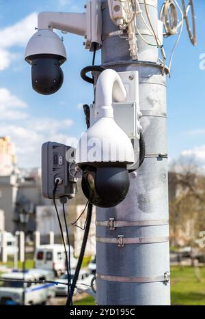 Telecamere di sorveglianza a circuito chiuso montate sul palo Foto Stock