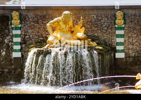 La cascata principale di Peterhof. Samson Fountain. Fontane del Parco inferiore di Peterhof. Russia, Peterhof, 30 maggio 2015 Foto Stock