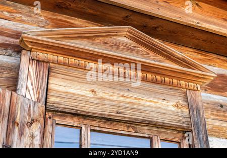 Tradizionale ornamento in legno intagliato di vecchia casa Foto Stock