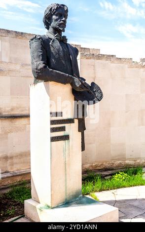 Samara, Russia - 11 Maggio 2019: Monumento al famoso pittore Ilya Repin Accanto il museo di casa in villaggio Shiryaevo Foto Stock