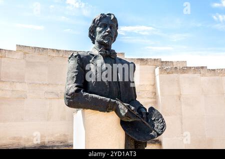 Samara, Russia - 11 Maggio 2019: Monumento al famoso pittore Ilya Repin Accanto il museo di casa in villaggio Shiryaevo Foto Stock