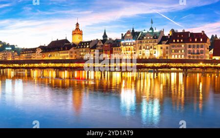 Luzern Kapelbrucke e architettura di riverfront svizzeri famosi punti di riferimento vista panoramica, famosi monumenti della Svizzera Foto Stock