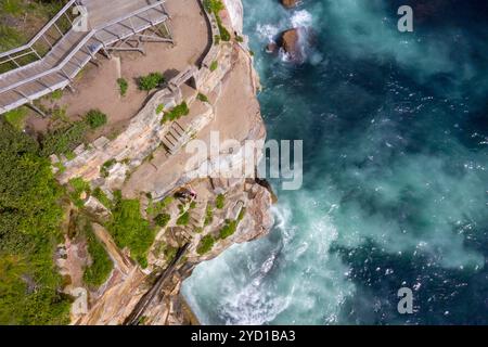 Vedute aeree dall'alto verso il basso dei gradini scavati nella parete rocciosa del promontorio della scarpata di Sydney dei sobborghi orientali Foto Stock