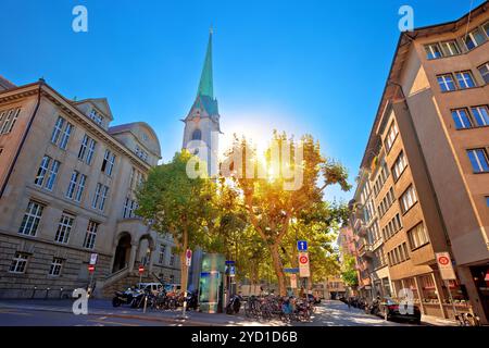 Colorata strada di Zurigo con vista della foschia Foto Stock