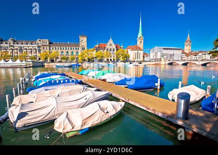 Zurigo waterfront landmarks autunno vista colorate, la più grande città della Svizzera Foto Stock