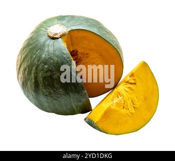 La vista dall'alto delle fette di zucca giapponese fresche verdi o dei pezzi in pila è isolata su sfondo bianco con percorso di ritaglio. Foto Stock