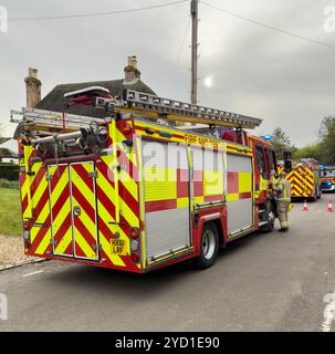 Hampshire Inghilterra Regno Unito. 13.10.2024. I veicoli antincendio e di soccorso assistono a un incendio in un villaggio rurale nell'Hampshire. Foto Stock