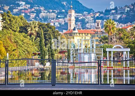 Vista sulla città di Nizza e sul parco Fontaine Miroir d eau Foto Stock