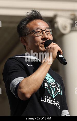 NY. 24 ottobre 2024. Il proprietario della New York Liberty Joseph Tsai è presente alla Ticker Tape Parade per il campione WNBA New York Liberty Team, Downtown Manhattan Canyon of Heroes, New York, NY, 24 ottobre 2024. Crediti: Manoli Figetakis/Everett Collection/Alamy Live News Foto Stock