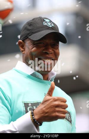 NY. 24 ottobre 2024. Il sindaco di New York Eric Adams partecipa alla Ticker Tape Parade per il campione WNBA New York Liberty Team, Downtown Manhattan Canyon of Heroes, New York, NY, 24 ottobre 2024. Crediti: Manoli Figetakis/Everett Collection/Alamy Live News Foto Stock