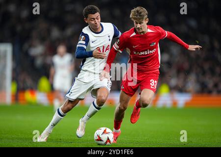 Londra, Regno Unito. 24 ottobre 2024. LONDRA, INGHILTERRA - 24 OTTOBRE: Brennan Johnson del Tottenham Hotspurs, Dave Kwakman dell'AZ sfida per il pallone durante una partita UEFA Europa League 2024/25 League Phase MD3 tra Tottenham Hotspur e AZ Alkmaar al Tottenham Hotspur Stadium il 24 ottobre 2024 a Londra, Inghilterra. (Foto di Jan Mulder/Orange Pictures) credito: Orange Pics BV/Alamy Live News Foto Stock