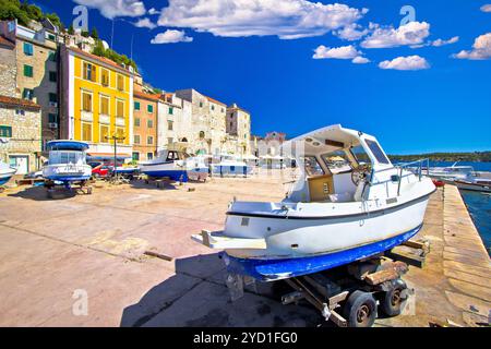 Storica città UNESCO di Sibenik, porto vecchio e vista sul mare Foto Stock