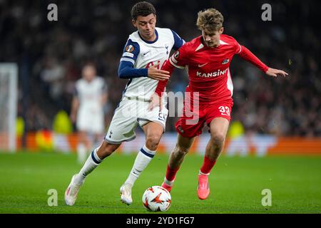 Londra, Regno Unito. 24 ottobre 2024. LONDRA, INGHILTERRA - 24 OTTOBRE: Brennan Johnson del Tottenham Hotspurs, Dave Kwakman dell'AZ sfida per il pallone durante una partita UEFA Europa League 2024/25 League Phase MD3 tra Tottenham Hotspur e AZ Alkmaar al Tottenham Hotspur Stadium il 24 ottobre 2024 a Londra, Inghilterra. (Foto di Jan Mulder/Orange Pictures) credito: Orange Pics BV/Alamy Live News Foto Stock