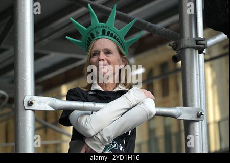 New York, Stati Uniti. 24 ottobre 2024. Le persone partecipano alla celebrazione della sfilata di ticker-tap del Liberty's WNBA Title Championship attraverso il Canyon of Heroes a Broadway, New York, NY, 24 ottobre 2024. (Foto di Anthony Behar/Sipa USA) credito: SIPA USA/Alamy Live News Foto Stock