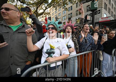 New York, Stati Uniti. 24 ottobre 2024. Le persone partecipano alla celebrazione della sfilata di ticker-tap del Liberty's WNBA Title Championship attraverso il Canyon of Heroes a Broadway, New York, NY, 24 ottobre 2024. (Foto di Anthony Behar/Sipa USA) credito: SIPA USA/Alamy Live News Foto Stock