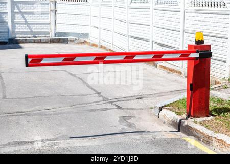 Aumento automatico del braccio per la barriera di ingresso o di interrompere il traffico. Il braccio porta di barriera acces entrata Foto Stock