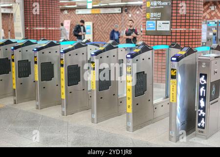 Fila di distributori automatici con un cartello con la scritta "Please do not touch" (si prega di non toccare). Ci sono diverse persone sullo sfondo Foto Stock