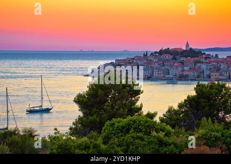 Meta turistica dell'Adriatico con vista sul tramonto dell'arcipelago di Primosten Foto Stock