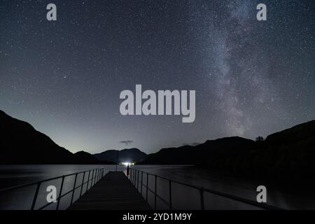 Una vista del cielo notturno su un molo su Ullswater nel Lake District inglese Foto Stock