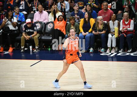 Uncasville, Connecticut, Stati Uniti. 22 settembre 2024. La guardia del sole del Connecticut Marina Mabrey (4) reagisce durante la partita 1 del primo turno dei playoff WNBA tra gli Indiana Fever e i Connecticut Sun alla Mohegan Sun Arena di Uncasville, Connecticut. Erica Denhoff/CSM/Alamy Live News Foto Stock