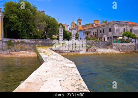 Vista sulla costa del convento abbandonato di Dajla dal molo Foto Stock