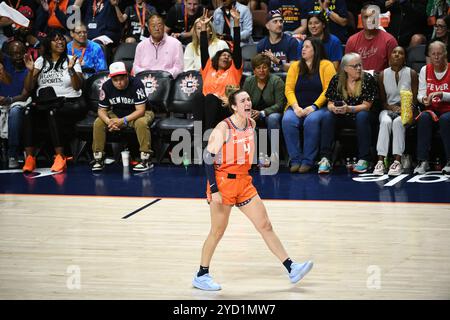 Uncasville, Connecticut, Stati Uniti. 22 settembre 2024. La guardia del sole del Connecticut Marina Mabrey (4) reagisce durante la partita 1 del primo turno dei playoff WNBA tra gli Indiana Fever e i Connecticut Sun alla Mohegan Sun Arena di Uncasville, Connecticut. Erica Denhoff/CSM/Alamy Live News Foto Stock