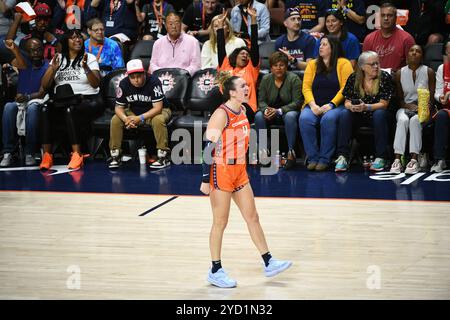 Uncasville, Connecticut, Stati Uniti. 22 settembre 2024. La guardia del sole del Connecticut Marina Mabrey (4) reagisce durante la partita 1 del primo turno dei playoff WNBA tra gli Indiana Fever e i Connecticut Sun alla Mohegan Sun Arena di Uncasville, Connecticut. Erica Denhoff/CSM/Alamy Live News Foto Stock