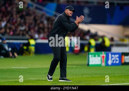 Barcellona, Spagna. 23 ottobre 2024. L'allenatore del Bayern Monaco Vincent Kompany durante la partita di UEFA Champions League tra FC Barcelona e Bayern Monaco giocata allo stadio Lluis Companys il 23 ottobre 2024 a Barcellona, Spagna. (Foto di Sergio Ruiz/Imago) credito: PRESSINPHOTO SPORTS AGENCY/Alamy Live News Foto Stock