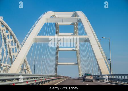 Ponte di Crimea. Nuovo ponte. Strada e ponte ferroviario sul fiume. Tecnologie moderne. Russia, stretto di Kerch, ponte di Crimea 6 luglio 2019 Foto Stock