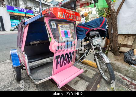 Manila-13 gennaio 2023: Moto taxi con sidecar in metallo coperto per i passeggeri. Una forma di trasporto cittadino frastagliata ma popolare. Foto Stock