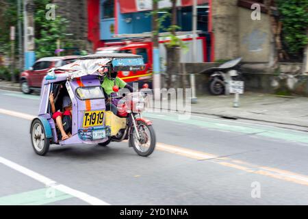 Manila-13 gennaio 2023: Taxi per moto con un piccolo sidecar in metallo coperto e angusti per i passeggeri. Una popolare forma economica di trasporto cittadino comunque. Foto Stock