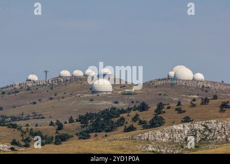 Spazi aperti russi. Crimea. Campo. Paesaggi russi estivi. Viste stradali. Erba e cielo. Paesaggio estivo di sottofondo. Campi di Crimea Foto Stock