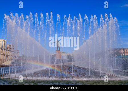 Fontane della città. Fontane della città di San Pietroburgo. Flusso d'acqua. Russia, San Pietroburgo, stazione della metropolitana Moskovskaya 20 agosto, Foto Stock