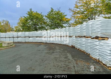 Molte file di scorte di sacchetti di pacciame presso un negozio al dettaglio fuori della Pennsylvania USA Foto Stock