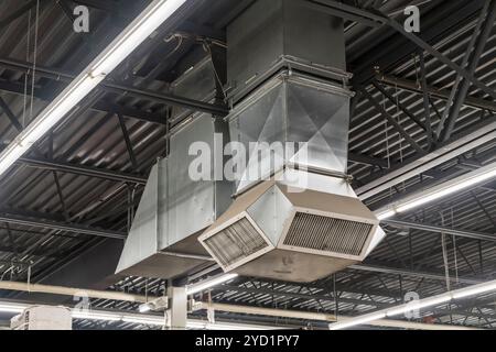 Prese d'aria HVAC montate a soffitto in edifici commerciali, Pennsylvania, Stati Uniti Foto Stock