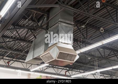 Prese d'aria HVAC montate a soffitto in edifici commerciali, Pennsylvania, Stati Uniti Foto Stock